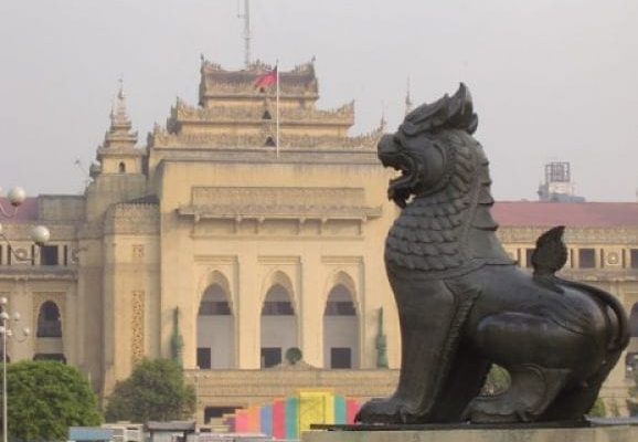 Criaturas parte león, parte dragón veneradas en Burma, Camboya y Laos. 7) Chinthe