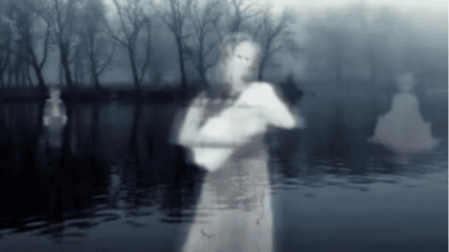 En la mitología colombiana es un alma en pena que siempre se lamenta la perdida de sus hijos La llorona