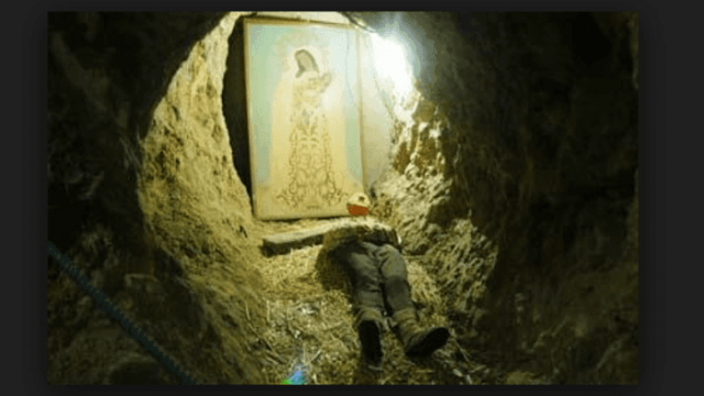 Era un ladrón que vivía en la minas y fue herido, encontraron su cuerpo en la cueva junto a la imagen de la virgen